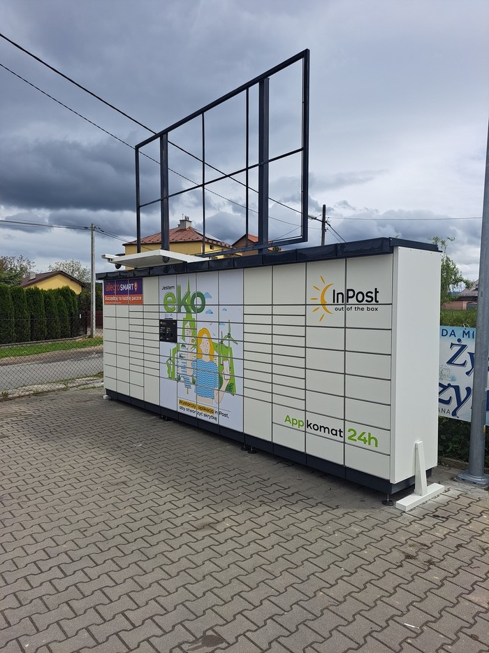 Paczkomat NSA01APP Na parkingu po lewej stornie