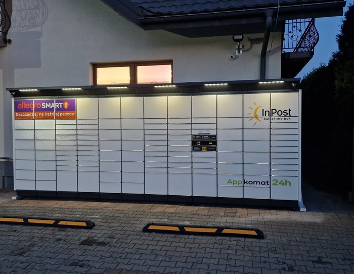 Paczkomat NSA01BAPP Przy wejściu do sklepu