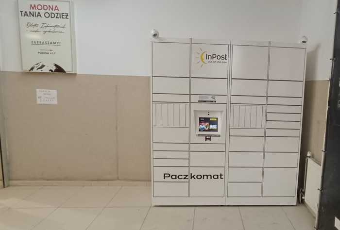Paczkomat NSA01HP W środku budynku, przy schodach