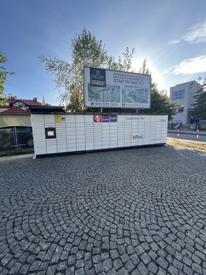 Paczkomat NSA07M na płycie Parkingu