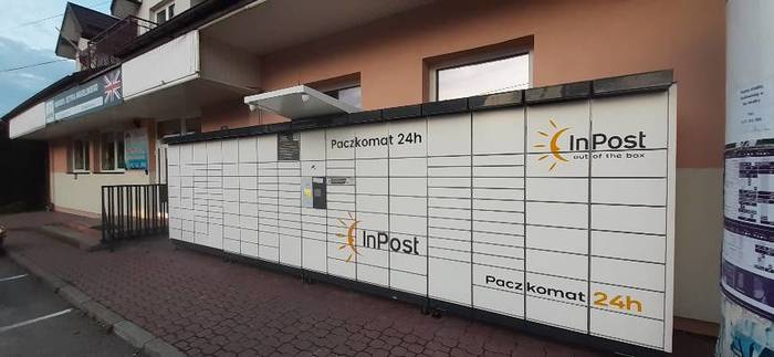 Paczkomat NSA07N Przy głównym wejściu do przedszkola