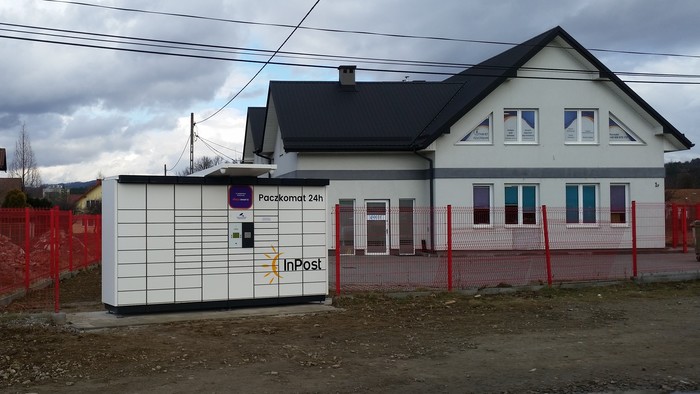 Paczkomat NSA08N Przy wjeździe na ulicę Łącznik