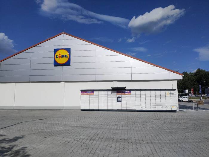 Paczkomat NSA09M Na tylnym parkingu sklepu Lidl, przy przystanku autobusowym