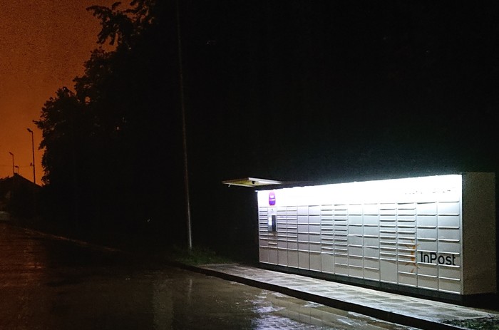 Paczkomat NSA10N Na bocznym parkingu sklepu Biedronka
