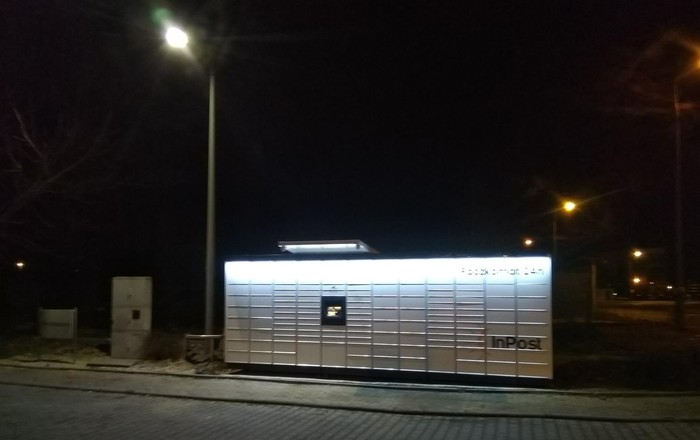 Paczkomat NSA11M Przy wjeździe na parking sklepu Lidl