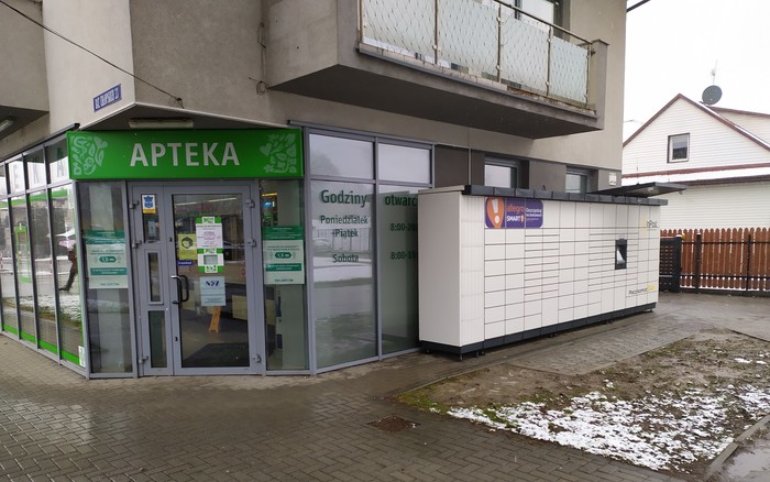 Paczkomat NSA14M Z boku budynku