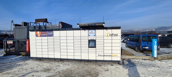Parcel Locker NSA21M Przy ogrodzeniu do wjazdu do komisu
