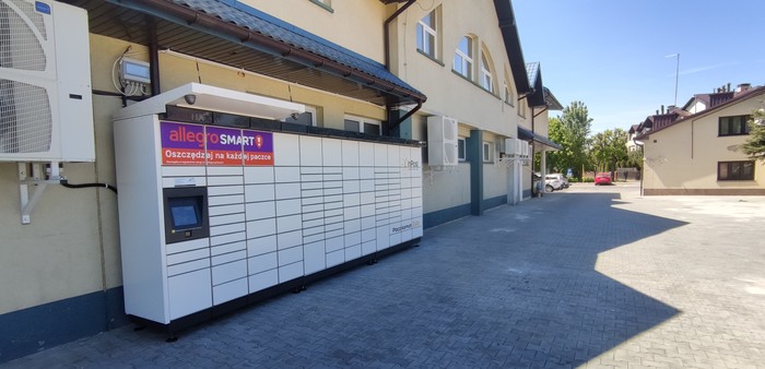 Paczkomat NSA22M Boczna ściana sklepu przy Parkingu