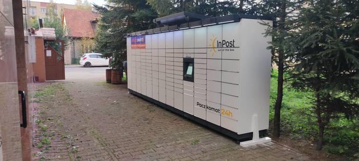 Paczkomat NSA26M Plac przy budynku