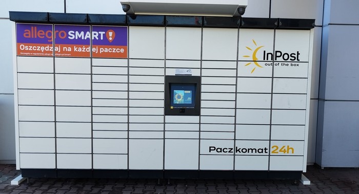 Paczkomat NSA27M Stacja Avia przy wejściu po lewej stronie