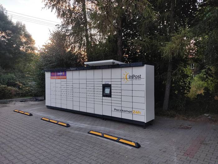 Paczkomat NSE01M parking sklepu Lewiatan