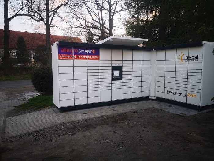 Paczkomat NSG01M Przy sklepie Baltona.