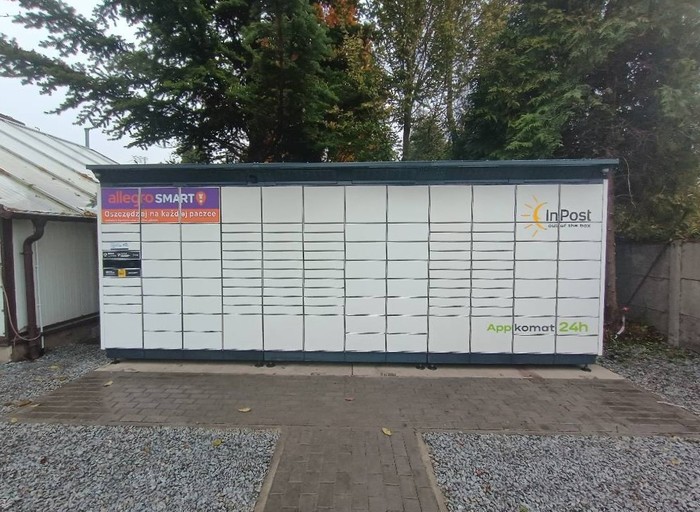 Parcel Locker NSK01BAPP przy sklepie spożywczym