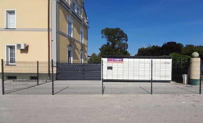 Paczkomat NSO02BAPP na parkingu sklepu Rachem
