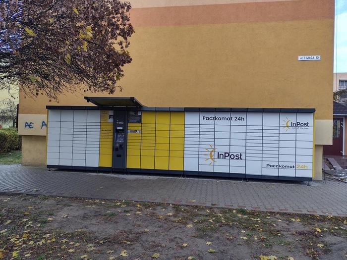 Paczkomat NSO03A Przy bocznej ścianie budynku mieszkalnego