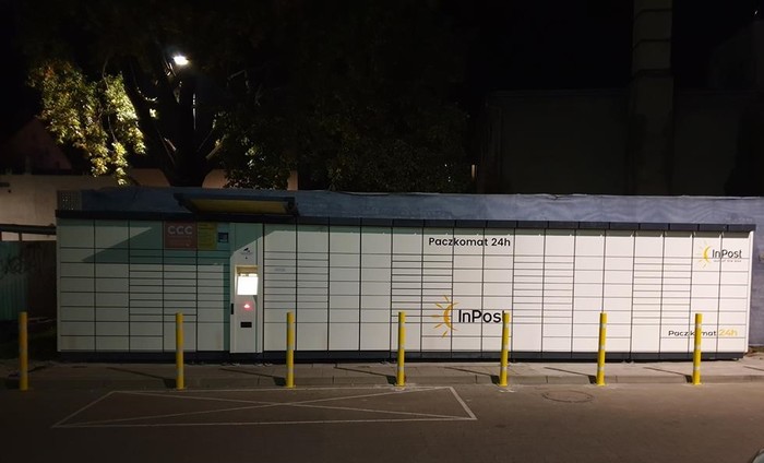 Paczkomat NSO04A Na parkingu przy sklepie Stokrotka