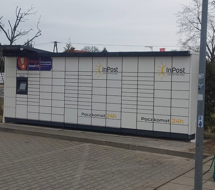 Paczkomat NSO04M na parkingu stacji paliw Watis