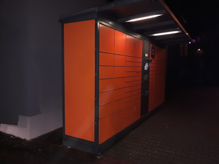Paczkomat NSS01F Na parkingu przy sklepie meblowym Fridar