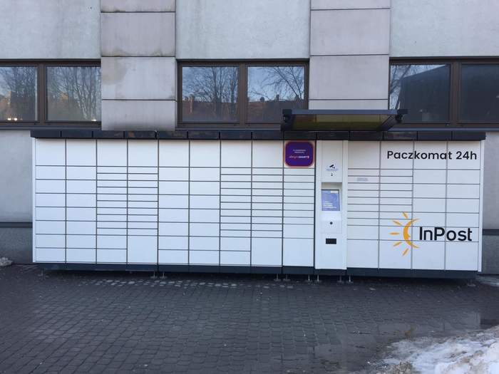 Paczkomat NTA03A Na parkingu przy sklepie Biedronka, przy windzie dla osób niepełnosprawnych