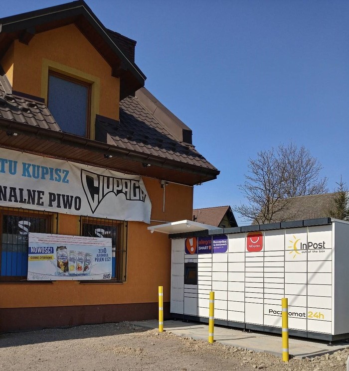 Paczkomat NTA03M przy wejściu do sklepu spożywczego