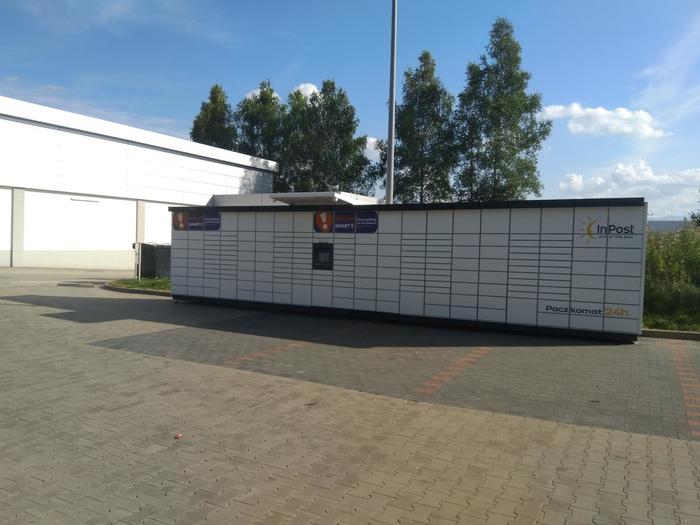 Paczkomat NTA07M Z tyłu sklepu na parkingu LIDL