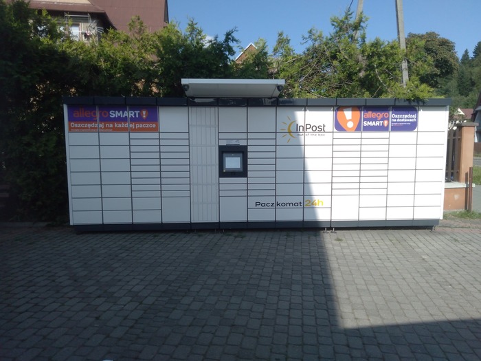 Paczkomat NTA08M przy domu mieszkalnym obok sklepu Pan Steskal