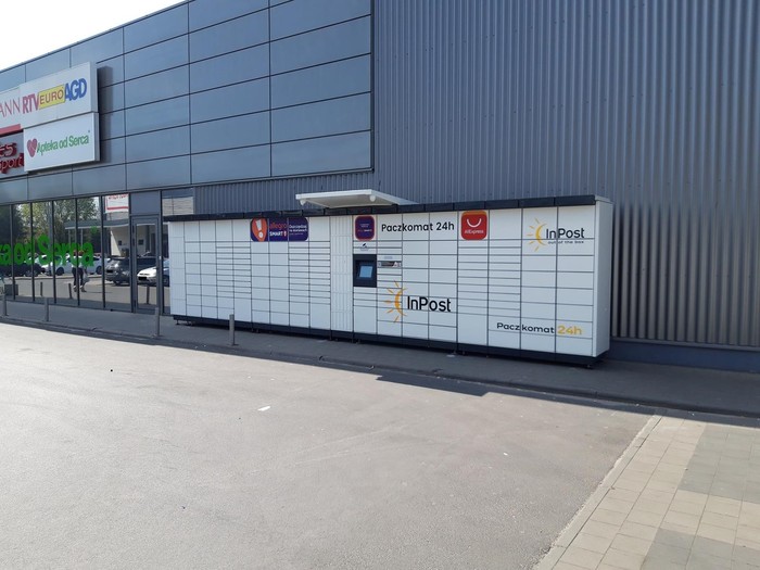 Paczkomat NTM01M Na parkingu przy Multi Box, od strony apteki