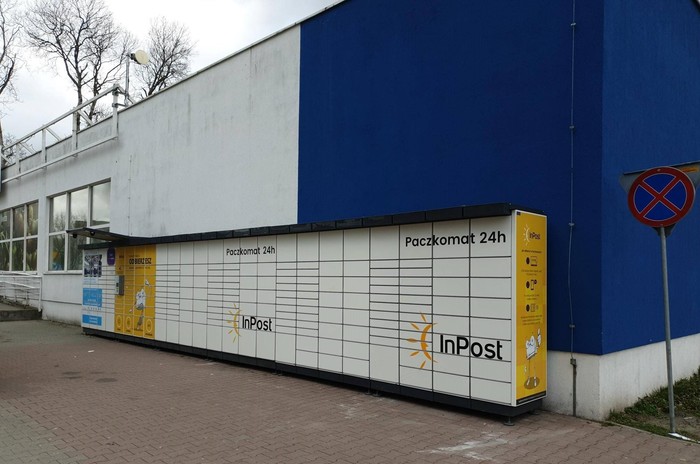 Paczkomat NTM01N przy ścianie marketu