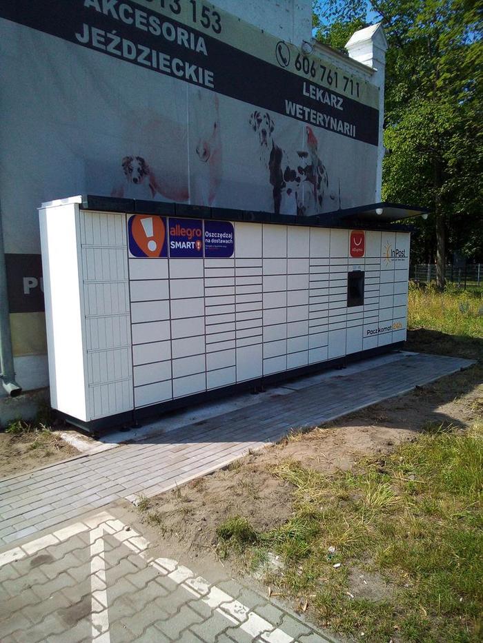Paczkomat NTM02M obok parkingu stacji paliw Lotos
