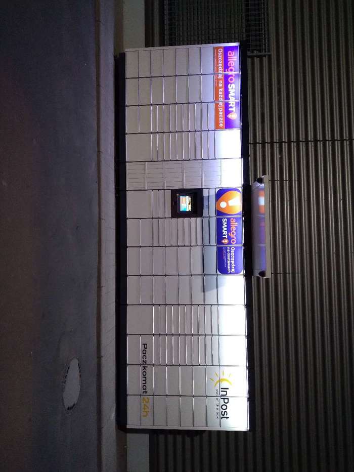 Поштомат NTM05M boczna ściana supermarketu Kaufland