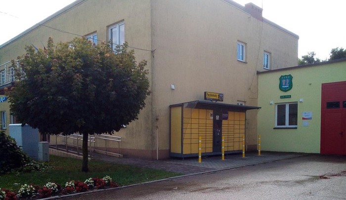 Paczkomat NUR01G Przy Ochotniczej Straży Pożarnej, po prawej stronie budynku Policji