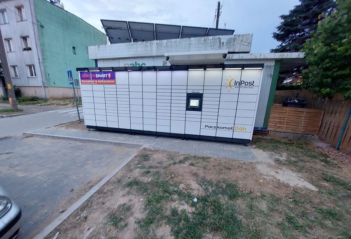 Parcel Locker NVL01M Po prawej stronie od wejścia do sklepu.