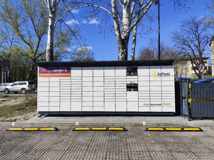 Parcel Locker NWI01BAPP Park Handlowy, obok wiaty śmietnikowej
