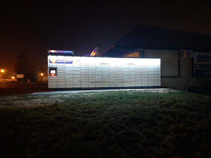Paczkomat NWI01M Pierwszy pawilon od strony ulicy