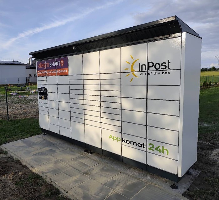 Paczkomat NWSZ01BAPP obok placu zabaw przy OSP Niewiesze