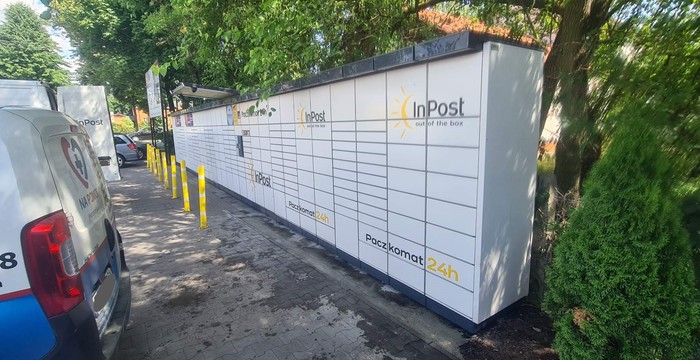 Paczkomat NWW01N Na parkingu sklepu Lewiatan