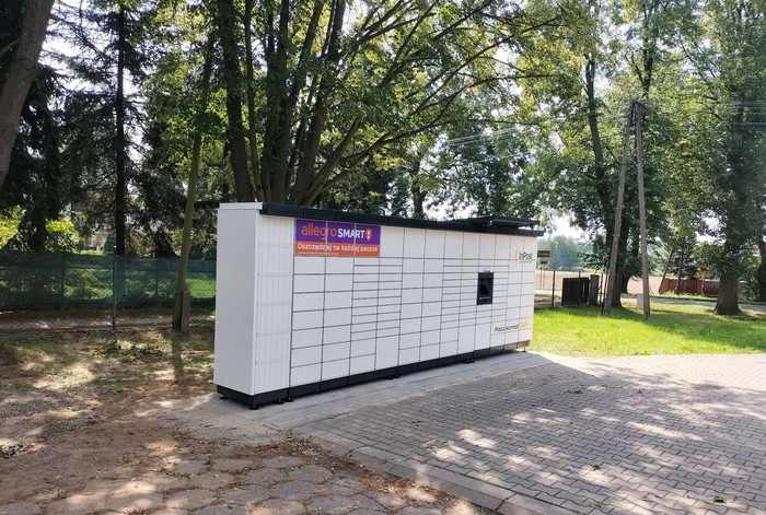 Paczkomat NYK01M Na parkingu przy przychodni zdrowia