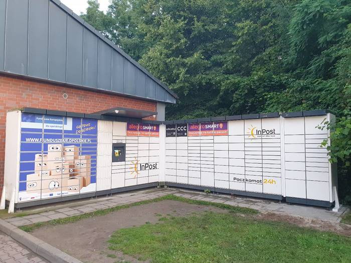 Paczkomat NYS02M Po prawej stronie od wejścia do sklepu Aldi