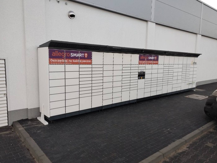 Parcel Locker NYS03BAPP na lewo od wejścia do sklepu