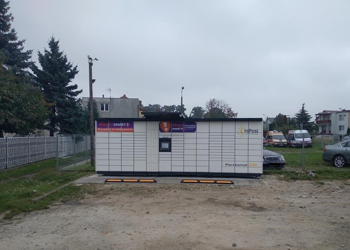 Parcel Locker NYS11M Na parkingu, po lewej stronie sklepu