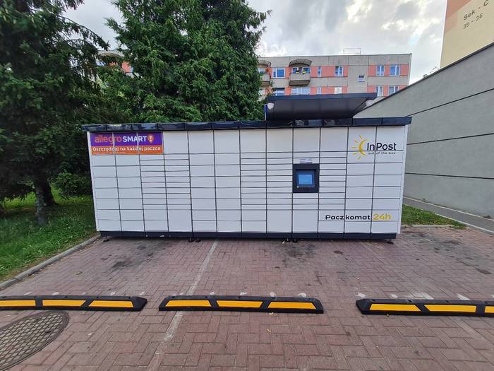 Paczkomat NYS13M Obok sklepu Procent