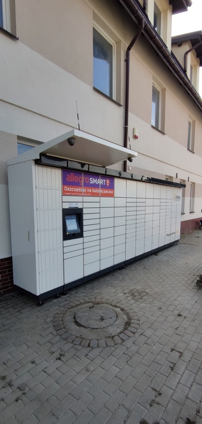 Paczkomat NZM02M Boczna ściana sklepu