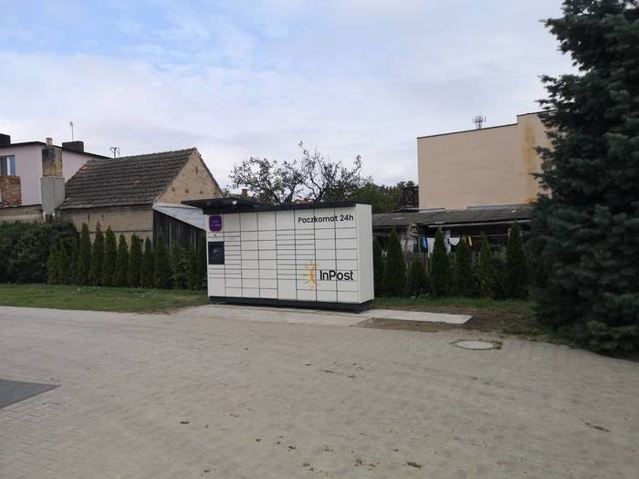 Paczkomat OBA01M na parkingu