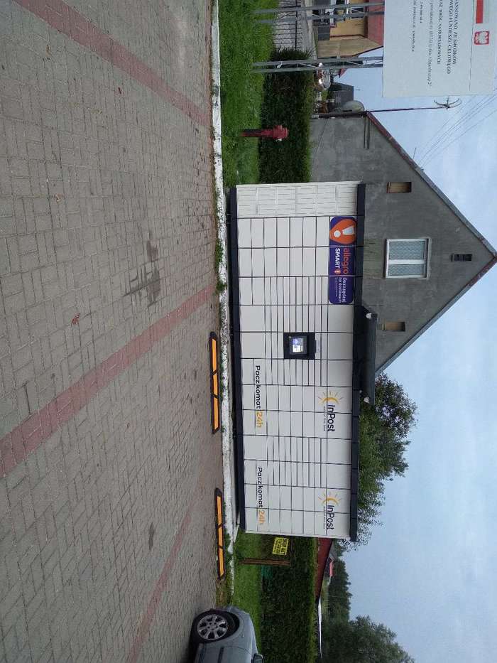 Paczkomat OBJ01M trawnik po lewej stronie sklepu