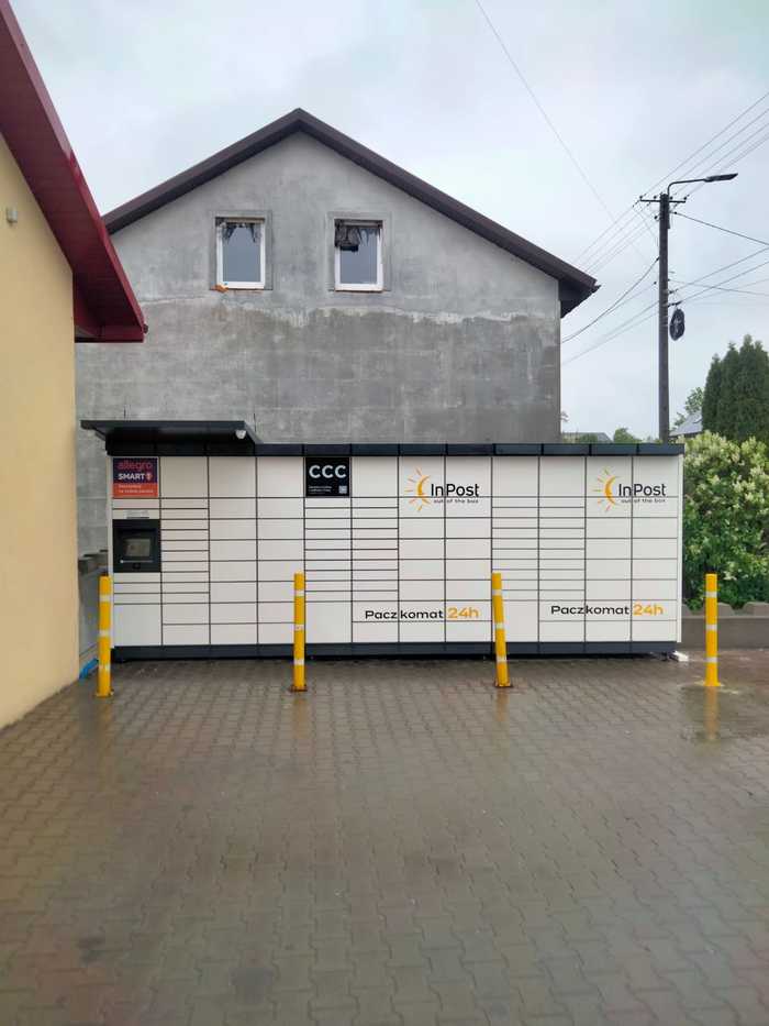 Paczkomat OBL01M przed wejściem do sklepu