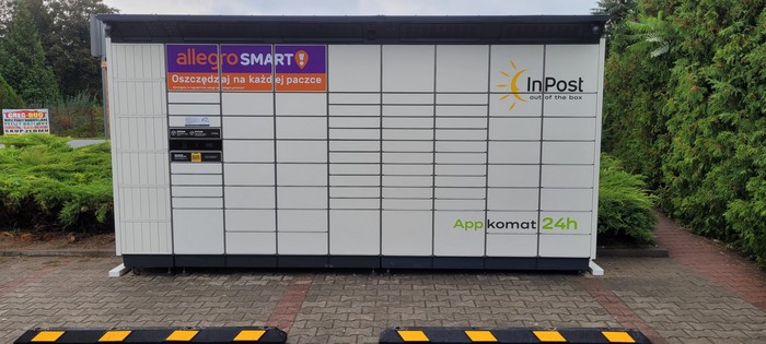 Paczkomat OBLQ01BAPP Na parkingu sklepu