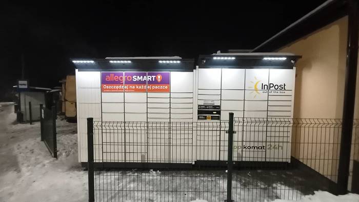 Paczkomat OBS01BAPP Na lewo od wejścia do sklepu
