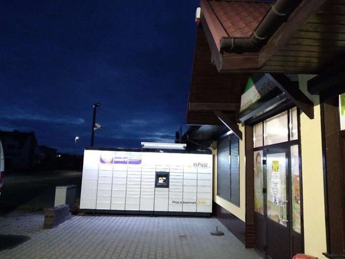 Parcel Locker OBW04M Przed sklepem