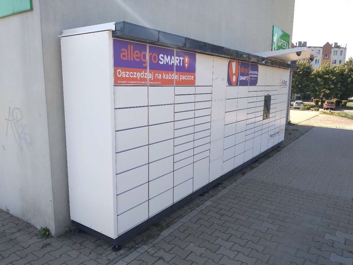 Paczkomat OBW05M Boczna ściana Apteki