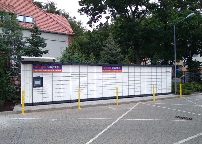 Parcel Locker OBW06M Na terenie zielonym przy parkingu Netto